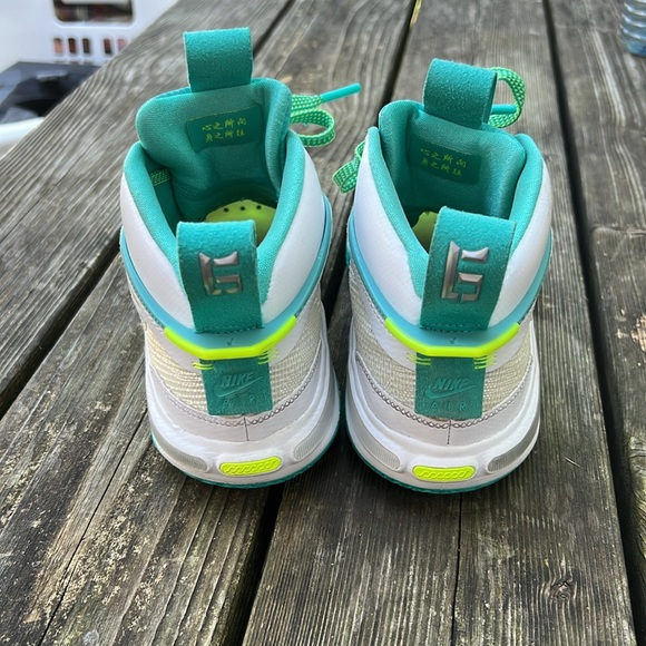 Air Jordan Basketball Shoes - Picture 4 of 6